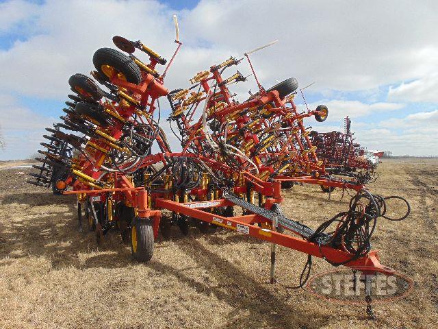 2004 Bourgault 8810_1.jpg